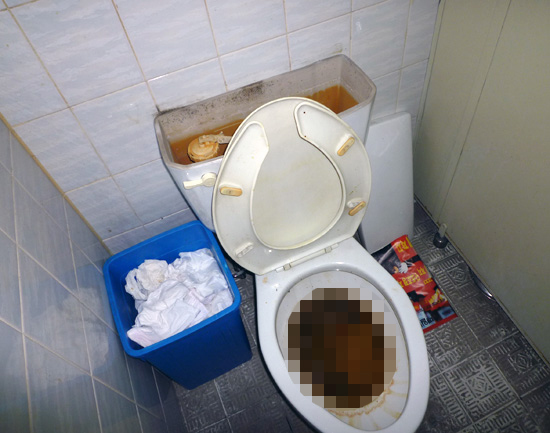 오물까지 쌓여가는...