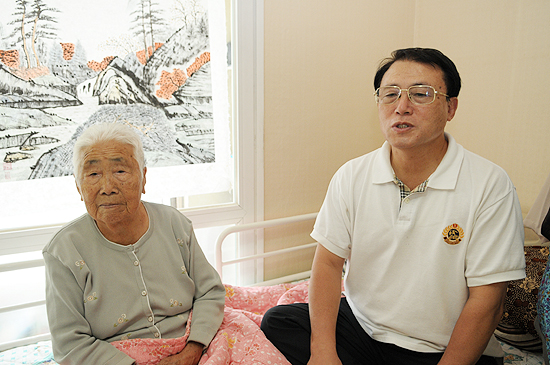 이산가족 최고령 상봉자 박양실(96) 할머니와 아들 이대원(65) 씨
