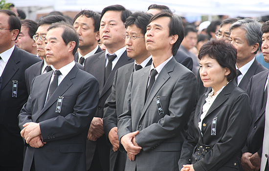 빈소 찾은 유시민 김두관 전 장관