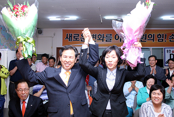 민주노동당 손석형 6.4재보궐선거 도의원 당선자와 부인 김경자 여사