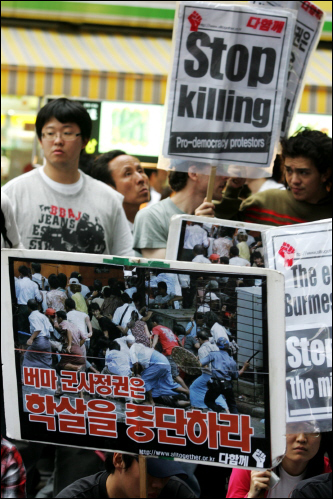 버마 승려와 시민들은 왜 거리로 나섰나
