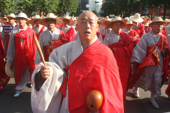 시청광장 범불교대회에서 행진하는 스님들과 불자들