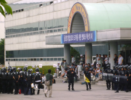 21일 출근한 쌍용차 임직원들이 본관 앞에 모여있다.