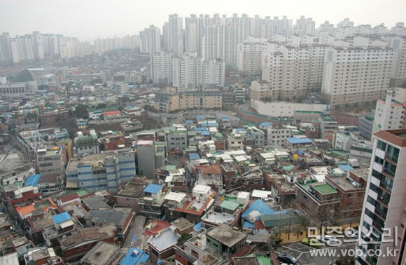 이명박 정부가 친서민 주거대책으로 내놓은 보금자리주택은 결국 투기조장책일 뿐이란 비판이 제기되고 있다. 또 보금자리주택 분양가 역시 3~4억원에 달해 친서민과는 거리가 멀어 보인다는 지적이다.