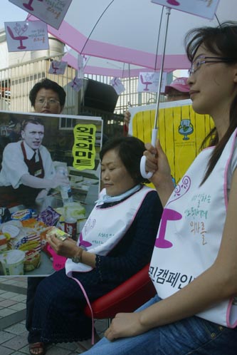'서서 일하는 여성노동자에게 의자를' 캠페인