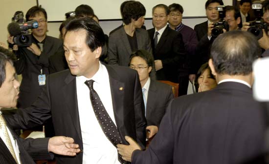 반면 여당 의원들은 야당의 '정치적 공세'라고 목소리를 높였다.