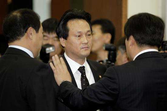 여야간 거센 공방으로 인해 결국 교과위 특별상임위는 1시간만에 파행됐다.